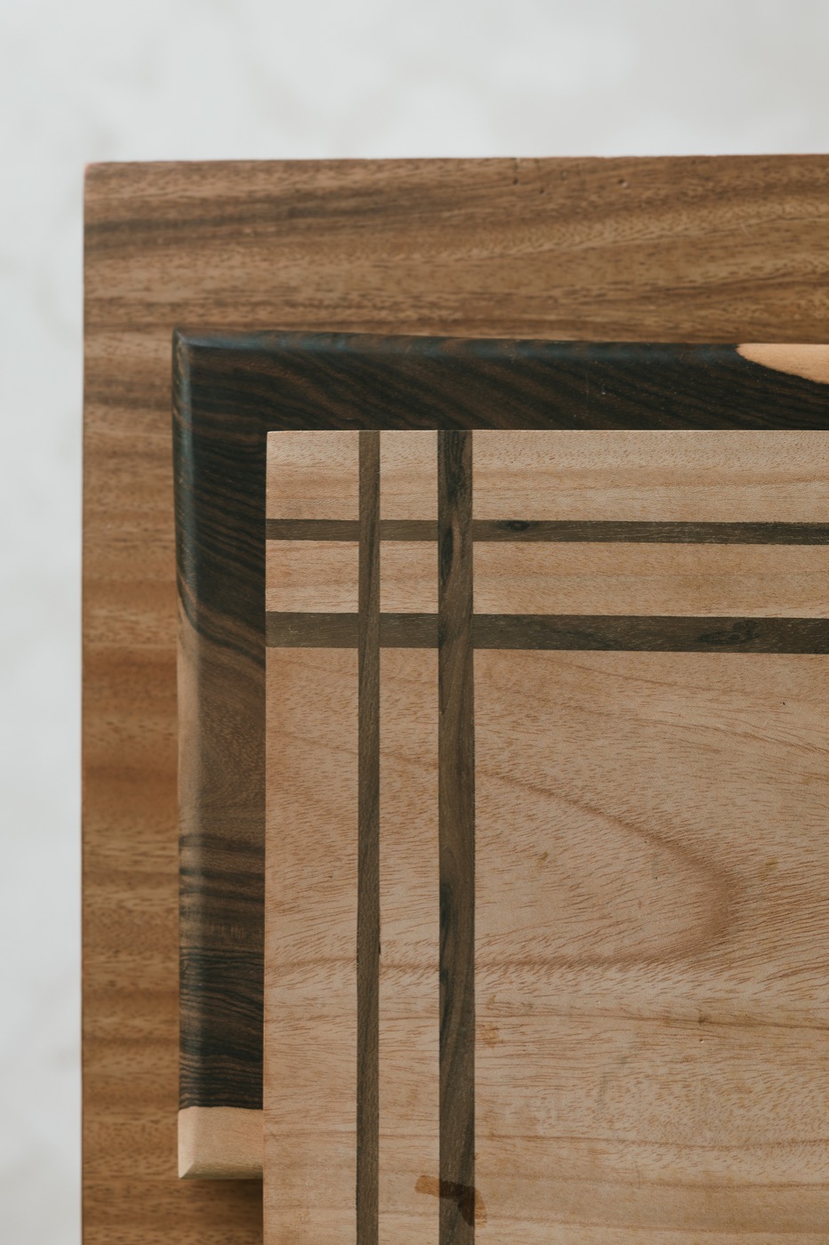 Detalle de marquetería: incrustaciones de madera oscura sobre madera clara