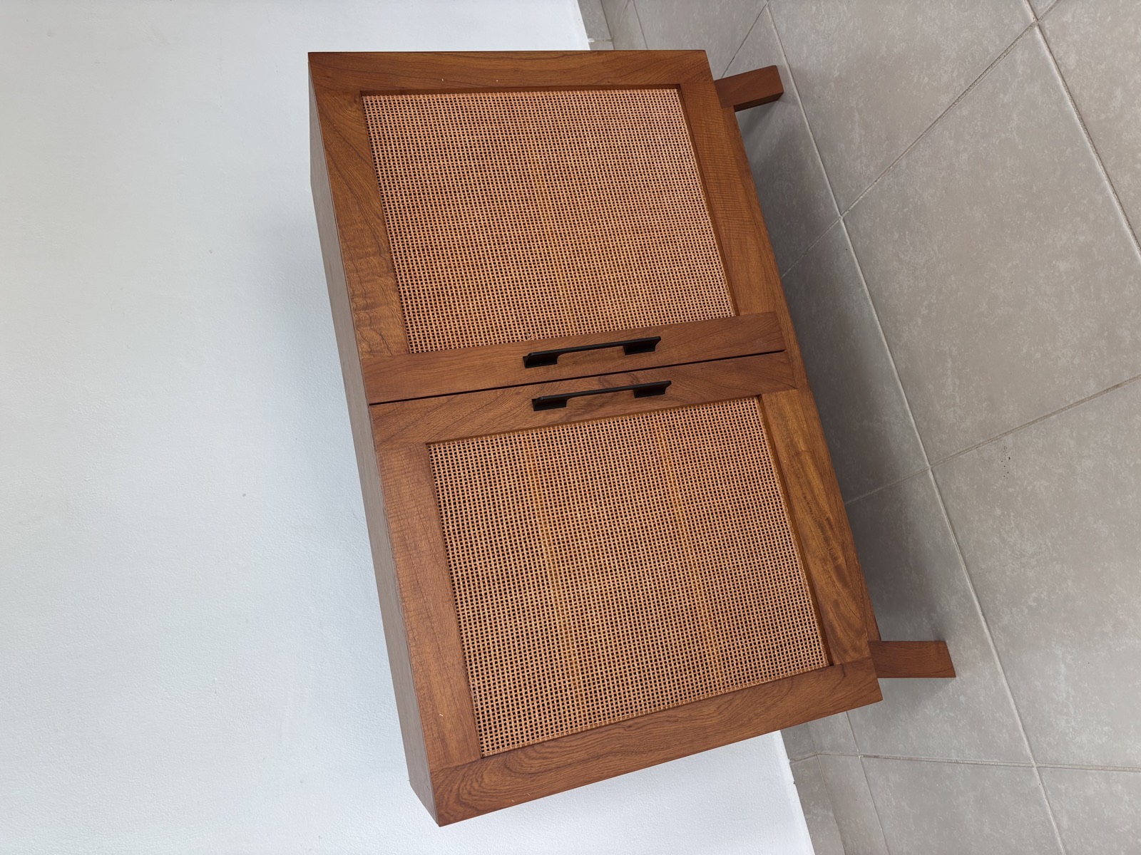 Credenza con dos puertas de rejilla y jaladeras negras