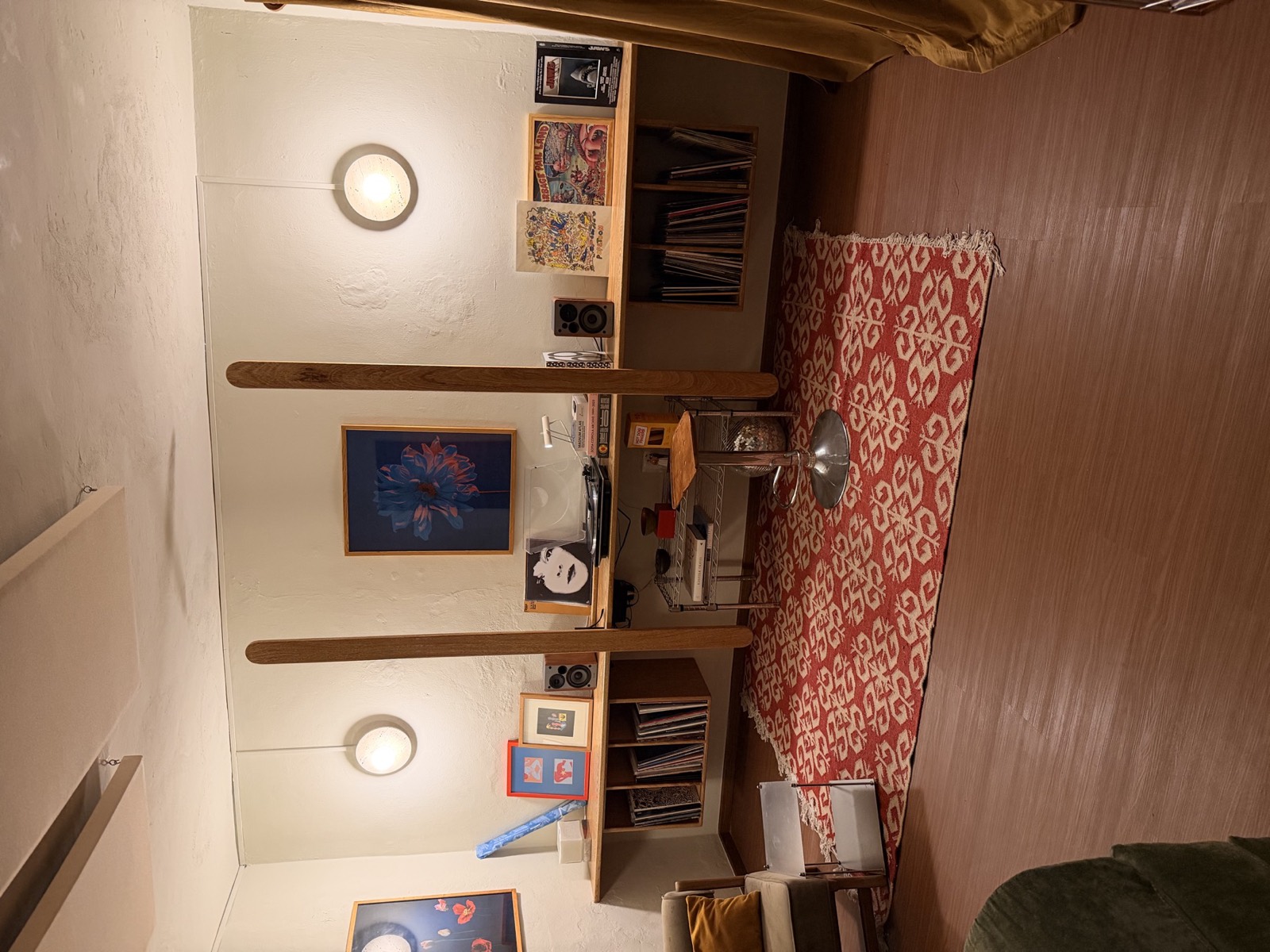 Mueble suspendido para vinilos del Estudio Valente